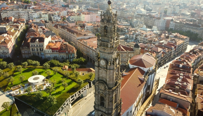 Durante a época alta, milhares de turistas passam pela zona dos Clérigos no Porto