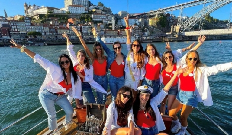 Cross the 6 bridges of the Douro in Bachelorette Party mode!
