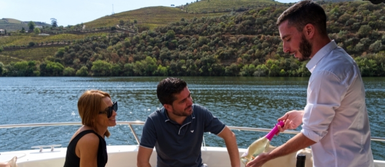 Private yacht cruise in Pinhão with tasting of regional products