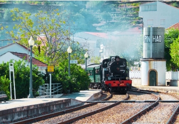 Comboio a vapor no Pinhão, percorrendo as paisagens encantadoras do Vale do Douro.