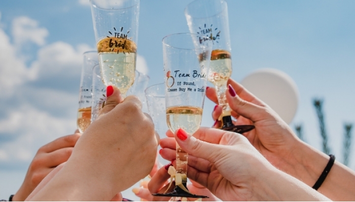 Copos de champanhe na celebração da despedida de solteira