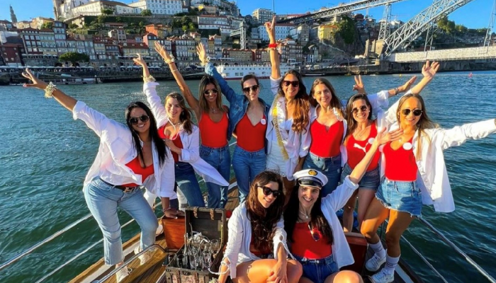 Grupo de amigas a celebrar uma despedida de solteira em barco no Douro