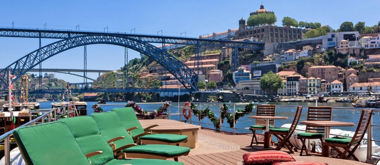 Embarque num inesquecível cruzeiro pelo Rio Douro a bordo do magnífico Navio Hotel Douro Serenity. Desfrute de acomodações elegantes, refeições e vistas deslumbrantes.